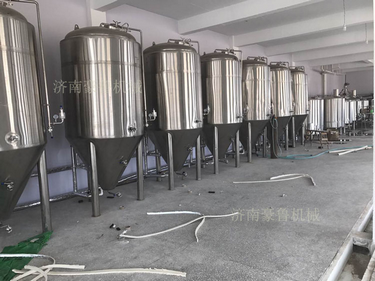 啤酒設(shè)備安裝實景 啤酒設(shè)備安裝實景